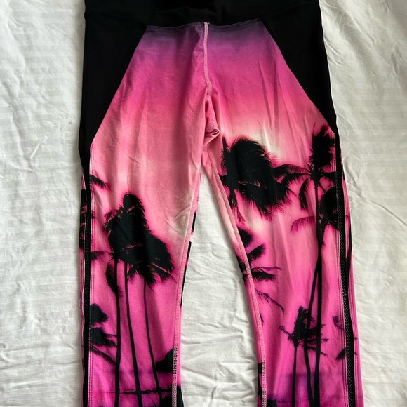 Betsey Johnson Black and Hot Pink Palm print leggings Sz L - Picture 1 of 5